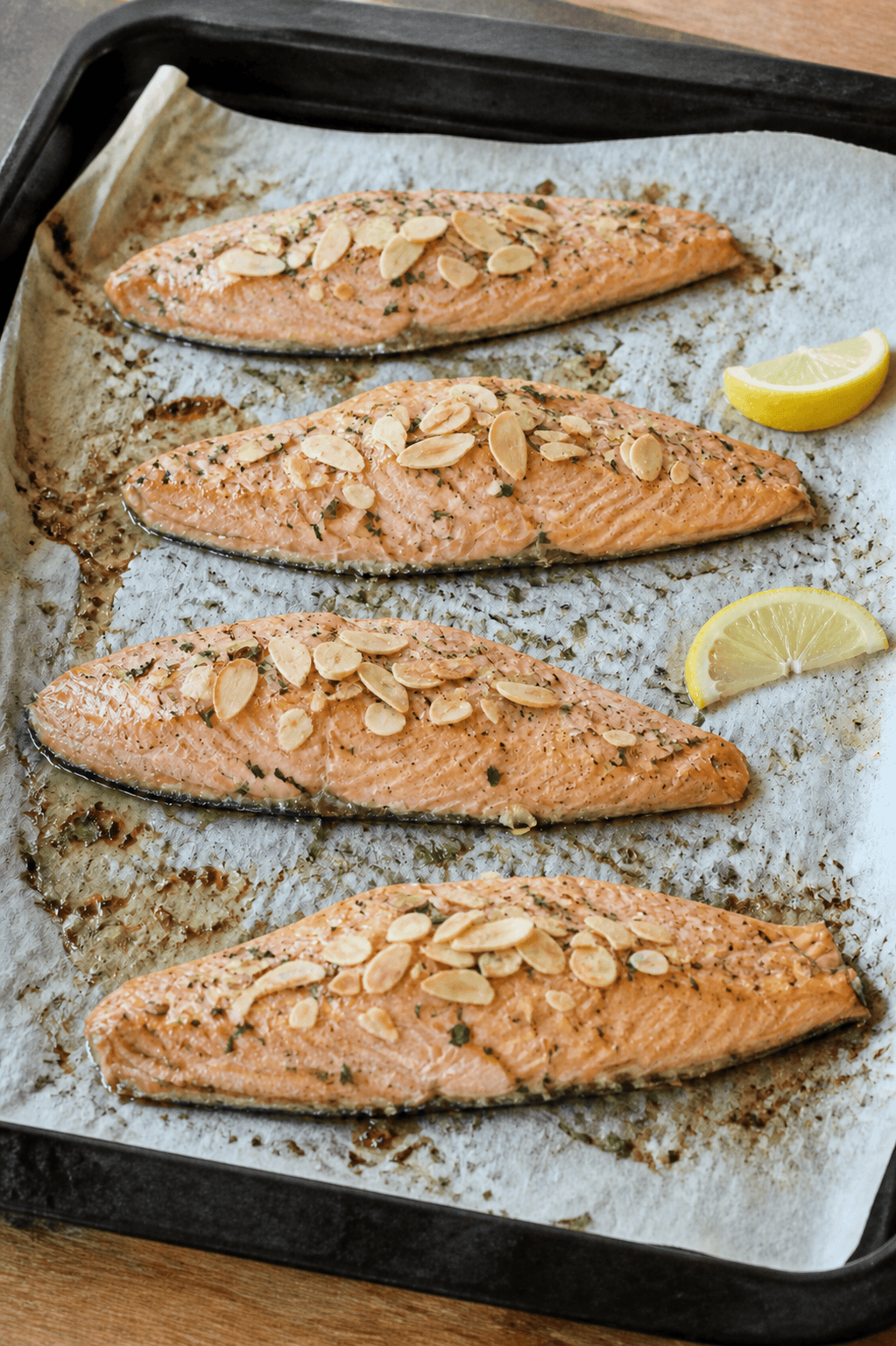 Filetti di trota al forno con mandorle a lamelle ed erbe aromatiche